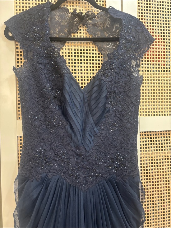 Tadashi Shoji Dresses & Skirts - Tadashi Elegant Navy Lace & Chiffon Evening Dress.